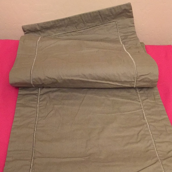 Fieldcrest Classic Tablerunner - Picture 9 of 12